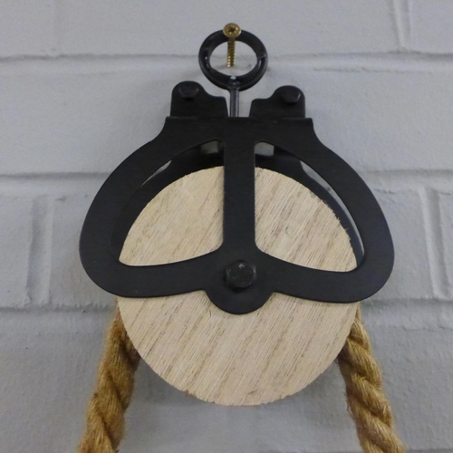 1440 - A hanging rope metal clock (CL218614)   *