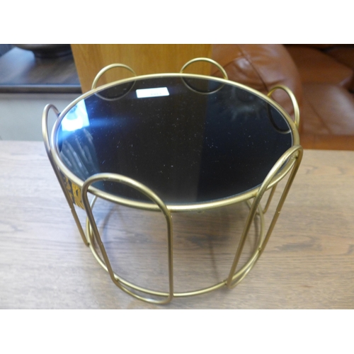 1384 - A black and gold display stand, H 20cms (TJB004508)   #