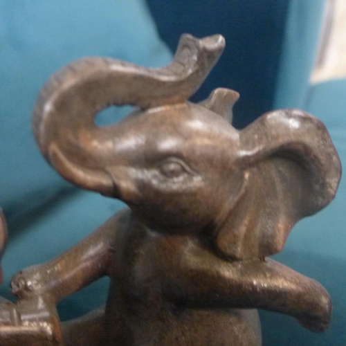 1333 - A model of dancing elephants, H 17cms (2949213)   #