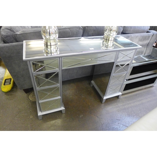 1513 - A mirrored dressing table with handles