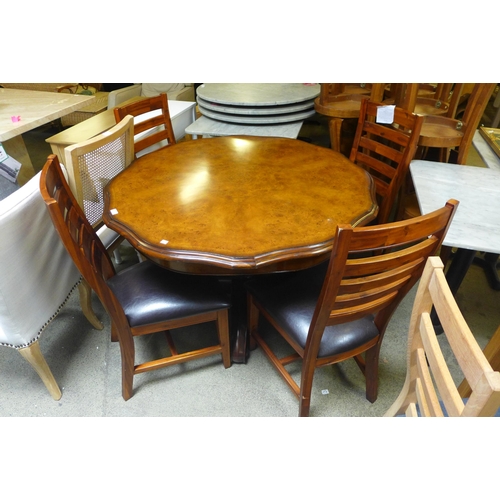 1598 - A Willis and Gambier walnut dining table with a set of four dining chairs