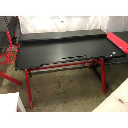 1625 - A Magnus gaming desk