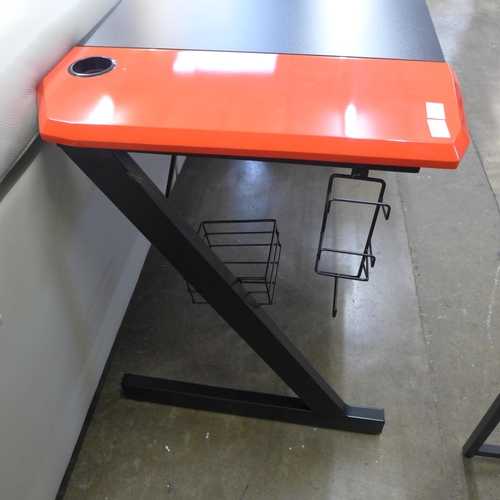 1626 - A Slade black and red gaming desk