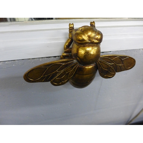 1316 - An ornamental gold bee (7BB12306)   *