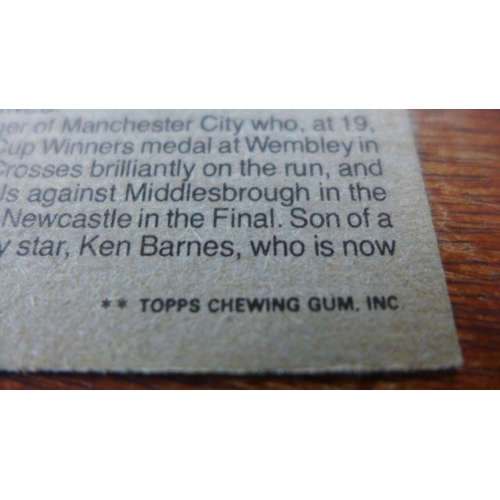 642 - A collection of Topps chewing gum football cards (1970's), approximately 280 notable cards including... 