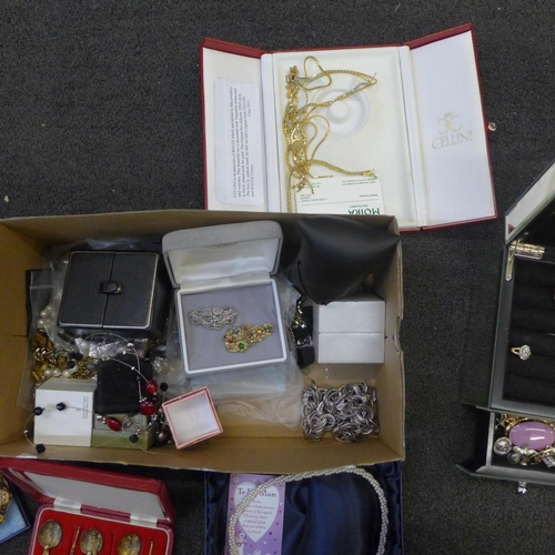 718 - A large box of mixed costume jewellery