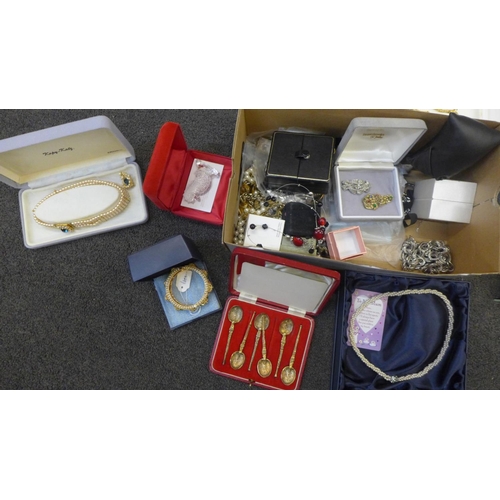 718 - A large box of mixed costume jewellery