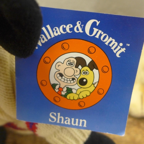 826 - Wallace & Gromit soft toys; Gromit and Shaun the Sheep