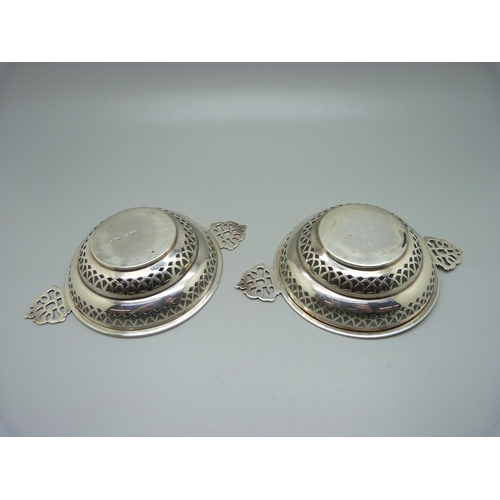 841 - A pair of pierced silver dishes, Chester 1913, Synyer & Beddoes, 85g