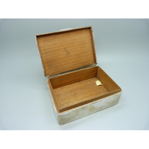 842 - A silver cigarette box, cedar lined, gross weight 318g