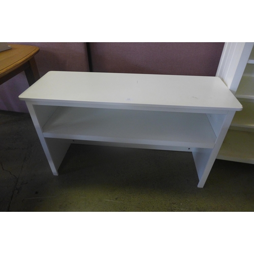 1579 - A white painted low shelving cabinet