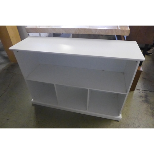 1583 - A white painted low shelving unit