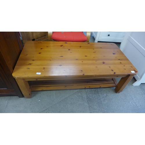 1609 - A pine coffee table