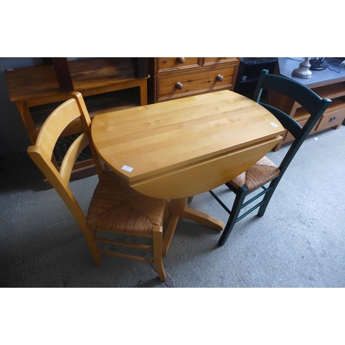 1636 - A small drop-leaf table and two chairs