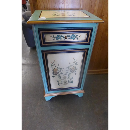 1652 - An Italian style painted side cabinet