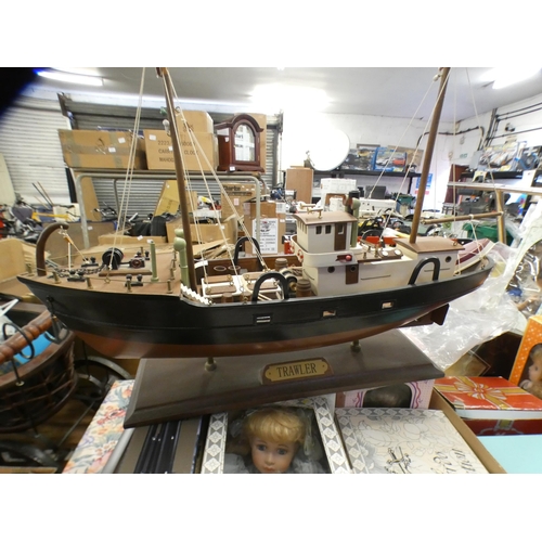 2069 - 4 Model boats, a vintage style 18