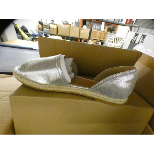 2093 - 12 Boxes of unused women's shoes