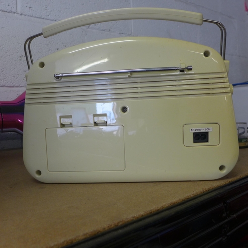 2218 - A Steepletone vintage-style DAB radio