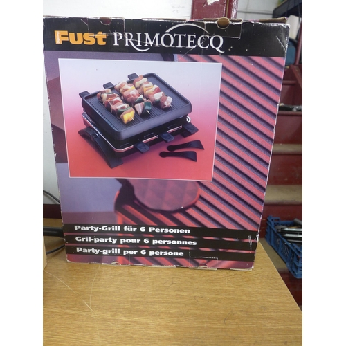 2297 - Fust Primotecq Party Hot Plate with mugs and 2 potato sacks