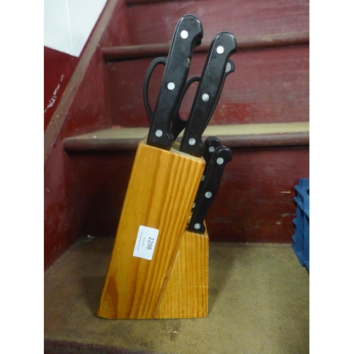 2298 - 12 Piece knife set in block & tray of utensils