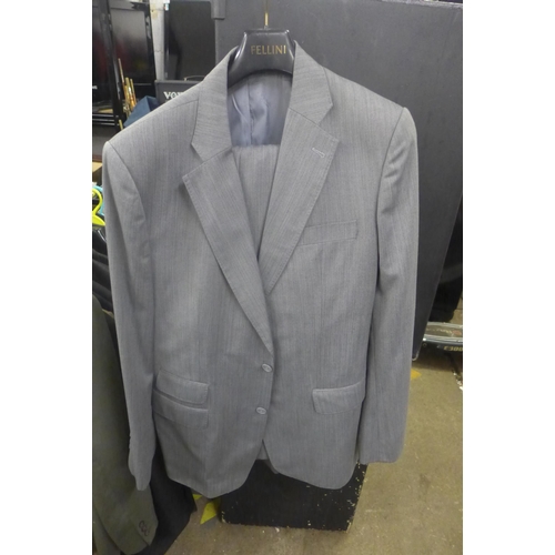 2315 - Approx 15 gent's suits the jackets are 39-42 chest regular fit, trousers are not sized but look to b... 