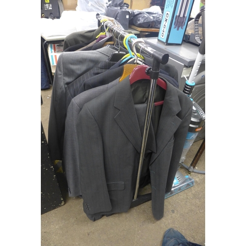 2315 - Approx 15 gent's suits the jackets are 39-42 chest regular fit, trousers are not sized but look to b... 