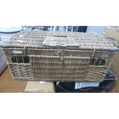 2366 - Racing pigeon wicker basket