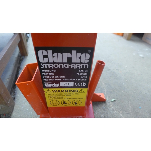 2392 - Clarke bottle compressor & Clarke tyre changer * this lot is subject to VAT - sold as scrap