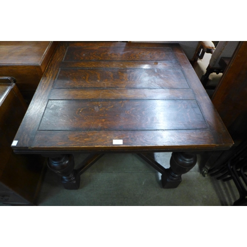 212 - An oak draw-leaf table