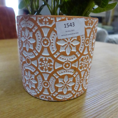 1543 - An artificial leaf plant in a cement pot, H 27cms (63098107)   #