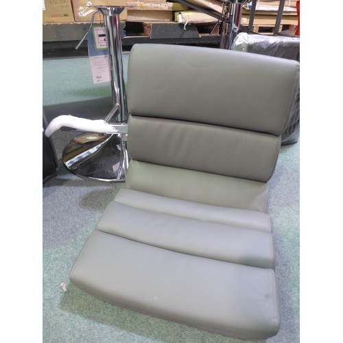 3998 - Grey Gaslift Bar Stool    (250-153)   * This Lot Is Subject To Vat