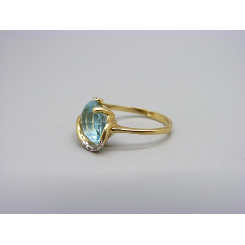 893 - An 18ct gold, diamond and aquamarine ring, 5.5g, P