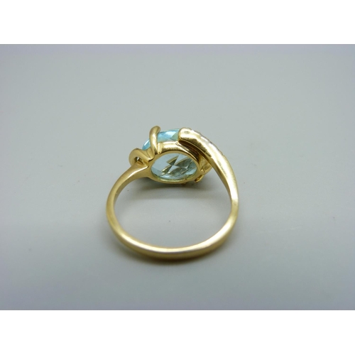 893 - An 18ct gold, diamond and aquamarine ring, 5.5g, P