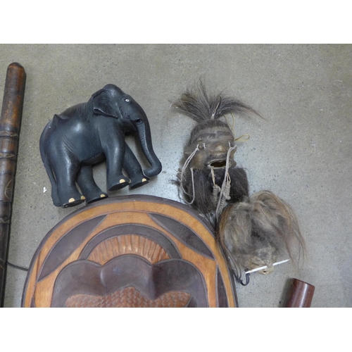 1004 - A box of African tourist trade items **PLEASE NOTE THIS LOT IS NOT ELIGIBLE FOR POSTING AND PACKING*... 