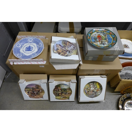 1020 - A large collection of commemorative plates including Wedgwood, Royal Doulton, Bradford Exchange and ... 