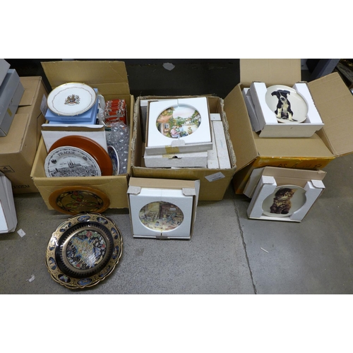 1020 - A large collection of commemorative plates including Wedgwood, Royal Doulton, Bradford Exchange and ... 