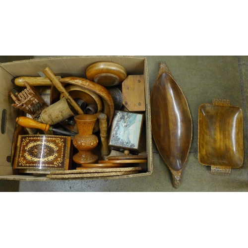 1029 - Bowls, dishes, mallet and other wooden items **PLEASE NOTE THIS LOT IS NOT ELIGIBLE FOR POSTING AND ... 