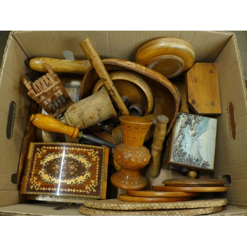 1029 - Bowls, dishes, mallet and other wooden items **PLEASE NOTE THIS LOT IS NOT ELIGIBLE FOR POSTING AND ... 