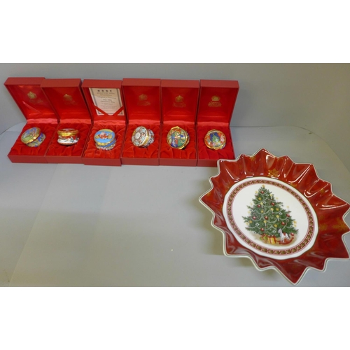 674 - Six Halcyon Days Enamels Christmas trinket boxes, boxed, and a Villeroy & Boch Toy's Fantasy Christm... 