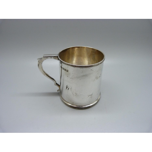 808 - A silver mug by Adie Brothers in original fitted case, Birmingham 1934, 158g, 77mm