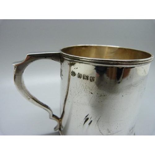 808 - A silver mug by Adie Brothers in original fitted case, Birmingham 1934, 158g, 77mm