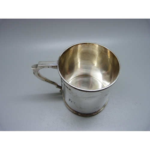 808 - A silver mug by Adie Brothers in original fitted case, Birmingham 1934, 158g, 77mm