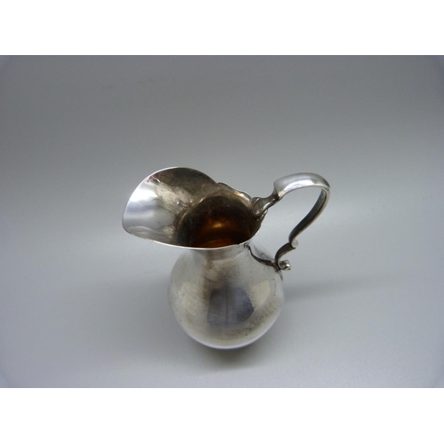 815 - A silver cream jug, Chester 1907, 55g, 9cm