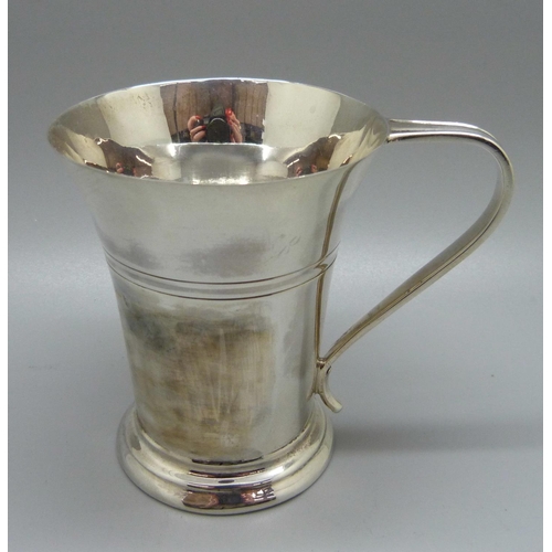 817 - A silver Art Deco style mug, E. Viners, Sheffield 1961, 87g, 78mm