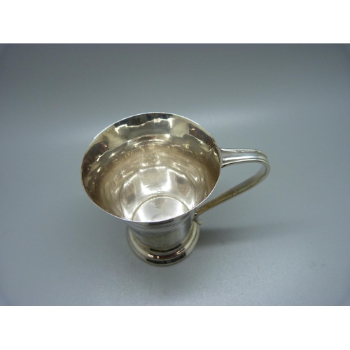 817 - A silver Art Deco style mug, E. Viners, Sheffield 1961, 87g, 78mm