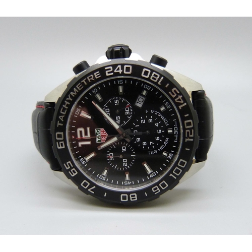 824 - A Tag Heuer Formula 1 quartz wristwatch, on an alligator strap and with spare rubber strap, as new w... 