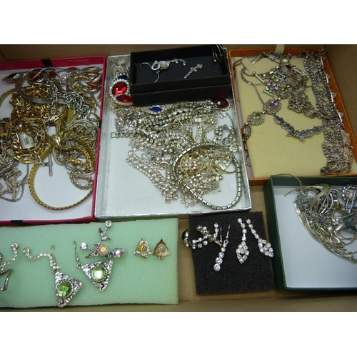 863 - A collection of costume jewellery