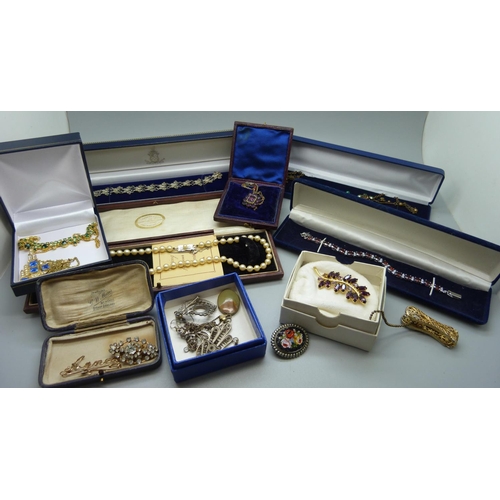 864 - Vintage jewellery, etc.