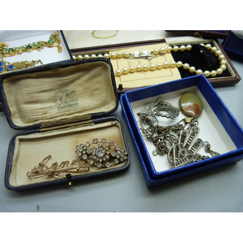 864 - Vintage jewellery, etc.