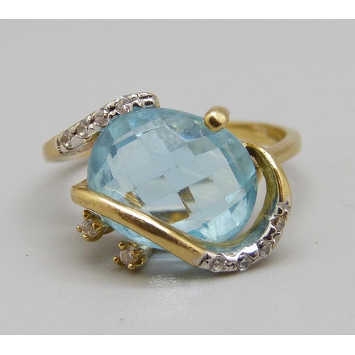 893 - An 18ct gold, diamond and aquamarine ring, 5.5g, P